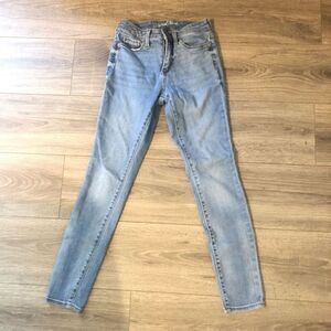 Universal thread 00 24R light/medium wash skinny leg mid rise 27 inseam